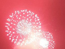 Clip người dân Hà Nội đội mưa đi xem pháo hoa