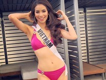 Phạm Hương đọ dáng bikini với các thí sinh Miss Universe 2015
