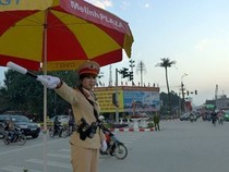 Đâm vào nhau vì mải ngắm nữ CSGT xinh đẹp