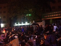 Người Hà Nội đội mưa rét, xếp hàng mua vắc xin 5 trong 1