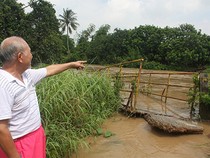 Mưa lớn nước cuốn sập cầu, hàng trăm người dân bị cô lập