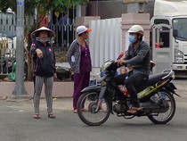 Chùm ảnh: Cò vé tàu tung hoành trước cửa ga Sài Gòn