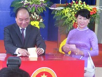 Thủ tướng Nguyễn Xuân Phúc cùng phu nhân bỏ phiếu tại Hải Phòng