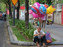 Những phận người không biết mặt ngày nghỉ lễ