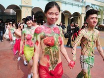 Sốc với đám cưới bán nude ở Trung Quốc