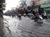 Mưa nửa giờ, đường ngoại ô TP.HCM ngập nửa mét