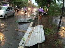 Hà Nội mưa giông kinh hoàng, cây đổ, xe lật, nhà bật móng