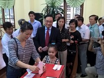 Bí thư Hà Nội Hoàng Trung Hải xếp hàng chờ bỏ phiếu