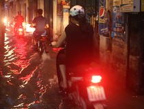 Nhiều tuyến phố Hà Nội thành sông sau mưa lớn