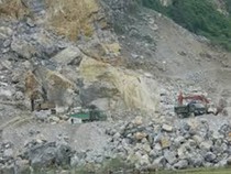 Sập mỏ đá 6 người chết, hai người còn mắc kẹt