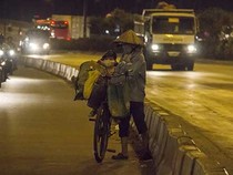 Hai mẹ con mưu sinh trong đêm