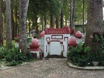 Chuyện lạ mộ cổ Sài Gòn