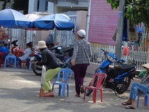 ‘Cò’ vé vẫn dập dìu trước ga Sài Gòn