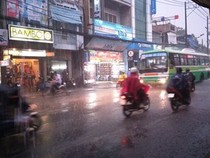 Mưa chuyển mùa, Sài Gòn sớm nắng chiều mưa