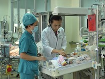 Vụ bé sơ sinh bị đâm dao vào đầu: Bé vẫn còn hôn mê