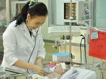 Bé sơ sinh bị đâm vào đầu đã hồi phục ngoạn mục