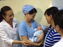 Bé bị đâm dao vào đầu tái khám, cân nặng tăng 0,5 kg