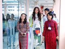 Hoa hậu Hoàn vũ Phạm Hương về thăm trường
