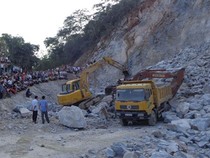 Hàng chục mét khối đá rơi trúng hai công nhân