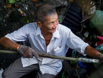 40 năm miệt mài vớt rác không công trên...
