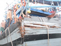 Cận cảnh tàu cá Quảng Nam bị tàu lạ...
