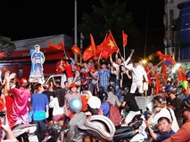 Cổ động viên cả nước cuồng nhiệt ăn mừng...