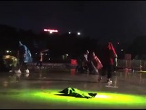 Cổ động viên Việt Nam đội mưa nhặt rác...