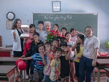 Ông bà giáo hơn 20 năm dạy chữ miễn...