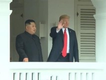 Hai nhà lãnh đạo Trump-Kim đứng ở ban...