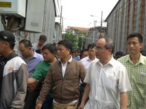 Bí thư Nhân đến chung cư thăm người dân...