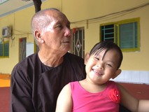 Đôi vợ chồng bán nhà nuôi người già và...