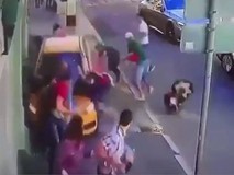 Clip kinh hoàng tài xế lao xe vào đám đông...