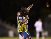 Clip 'vua điền kinh' Usain Bolt lập 'cú đúp'...