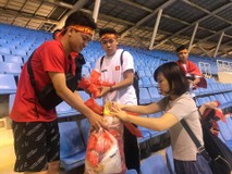 CĐV nhặt rác sau trận thắng của đội tuyển...