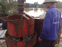 Bơm đất sét vào thân đê Tả Lam để 'cứu...