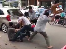 Cướp giật dây chuyền bị chặn bắt trên phố