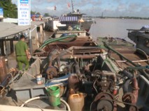 Bắt 4 phương tiện khai thác cát sông trái...
