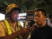 CSGT TP.HCM đo nồng độ cồn kiểu mới,...