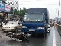 Xe máy chạy trái làn gây tai nạn trên...