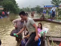 Đường lên Sơn La bị chia cắt do lũ