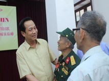 Tặng bằng khen cho 2 lão nông chống tiêu...