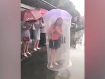 Chiếc ô kỳ dị khiến cô gái nổi bật...