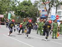 Lính cứu hỏa trổ tài bò đường ống, cõng...