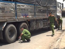 Va chạm với xe tải, người phụ nữ bị...