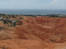 Hoảng với những 'hố bom' bùn đỏ từ thủ...