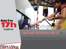 CSGT mời tài xế đưa tiền lẻ tại trạm...