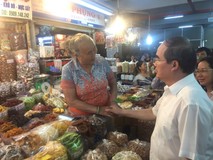 Bí thư Nguyễn Thiện Nhân mua mứt me ở...