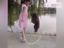 Bé gái nhảy dây cùng... chó cưng