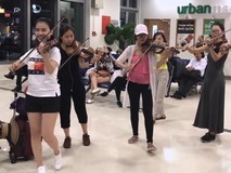 Nhóm bạn trẻ ngẫu hứng chơi đàn violon tại...