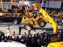 Điều khiển máy xúc... nhảy múa theo nhạc như...